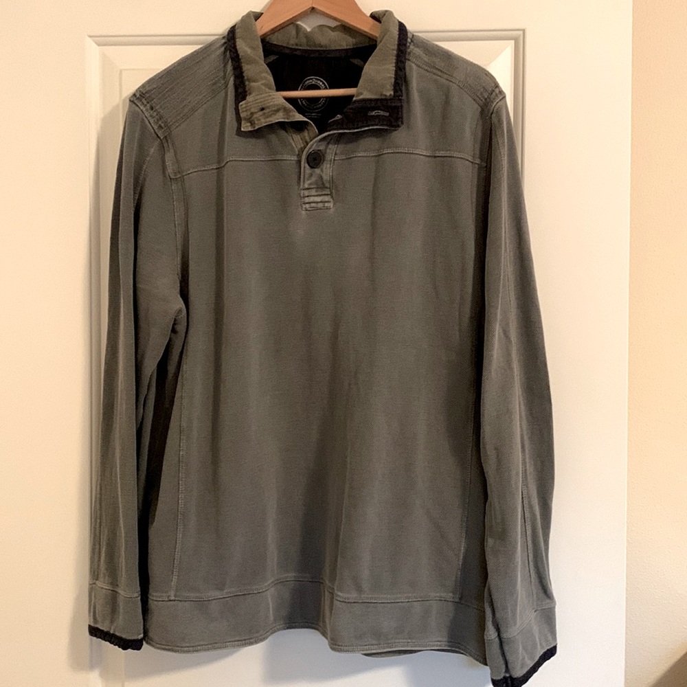 Carbon 2 Cobalt Men’s Textured three-button pullover.